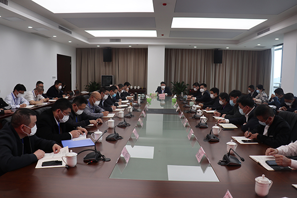 3月18日，市軌道交通集團組織召開專題會議，迅速傳達貫徹交通強市建設(shè)暨綜合交通大會戰(zhàn)視頻部署會會議精神。集團公司領(lǐng)導班子成員，各部室（辦）、子公司負責人和中層干部參加會議1.jpg